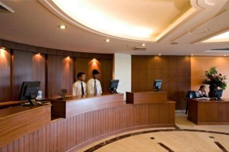 Clarks Inn, Pacific Mall Газиабад Екстериор снимка